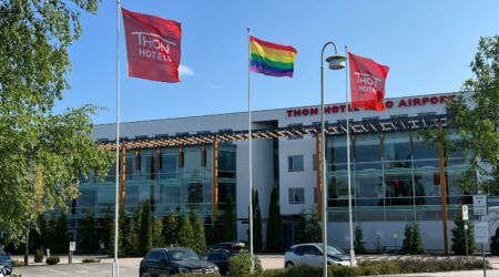 Thon Hotels med prideflagg