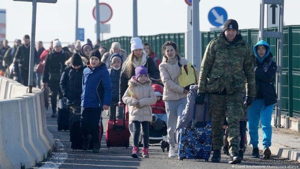 Ukrainian refugees from 2022 crossing into Poland Foto Mvs gov ua CC BY 4 0 via Wikimedia Commons
