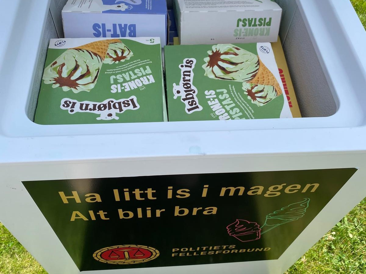 Fryseboks til oppbevaring av iskrem til utdeling på grensa ved Ørje, juni 2021