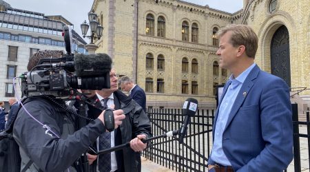 Sigve intervjues av TV 2 utenfor Stortinget