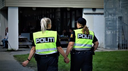 To kvinnelige politibetjenter , husk kreditering