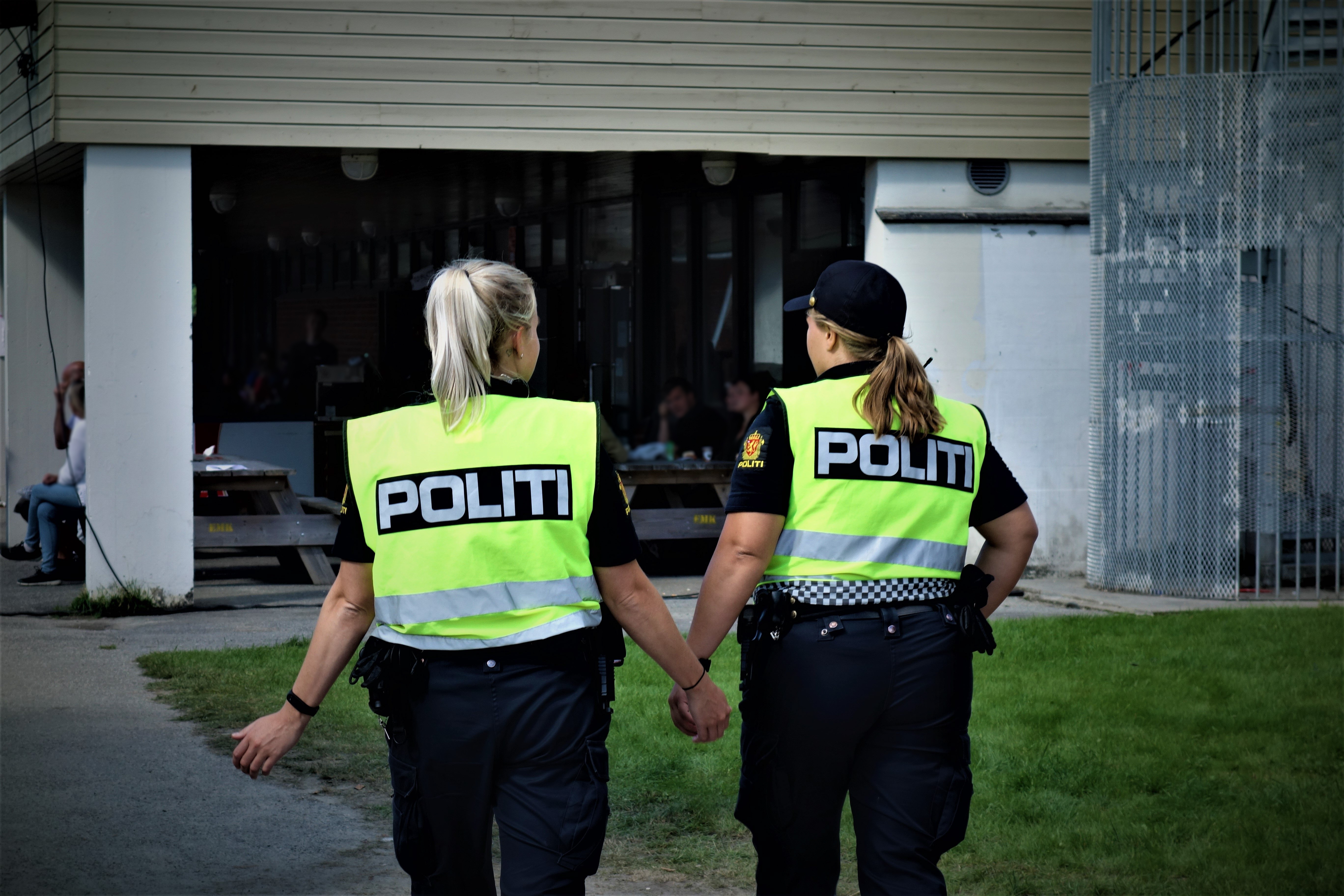 To kvinnelige politibetjenter , husk kreditering