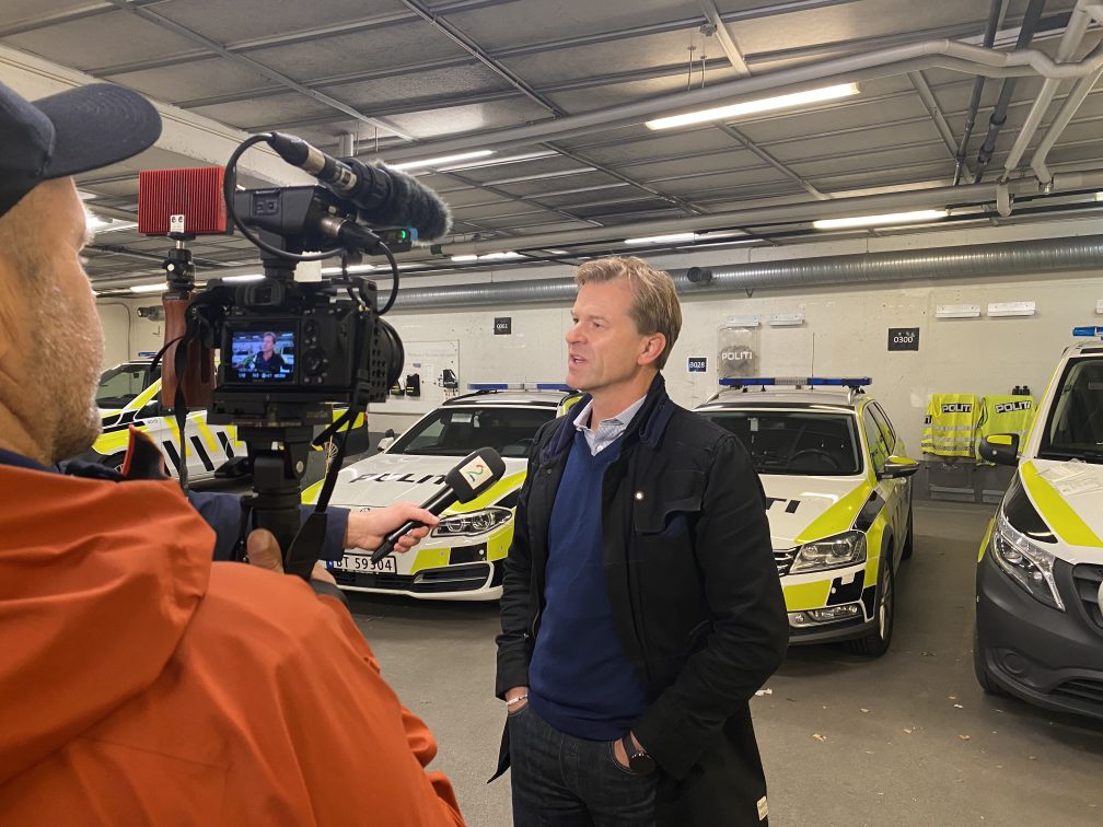 Sigve intervjues av TV 2 på Stovner politistasjon, oktober 2020